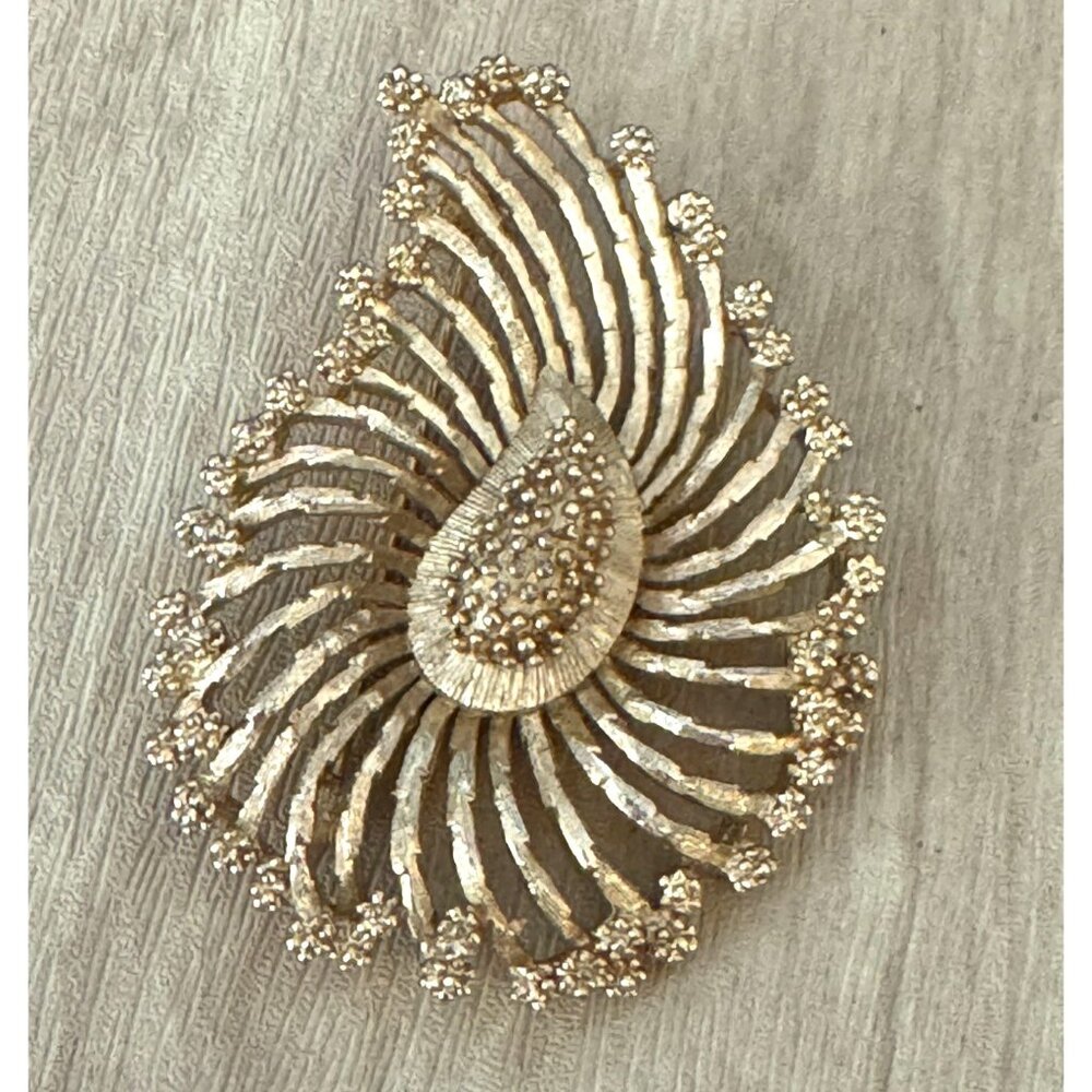 Lisner Vintage Gold Tone Brooch Pin Textured Metal Openwork 2 1/4" x 1 3/4" - Picture 3 of 7